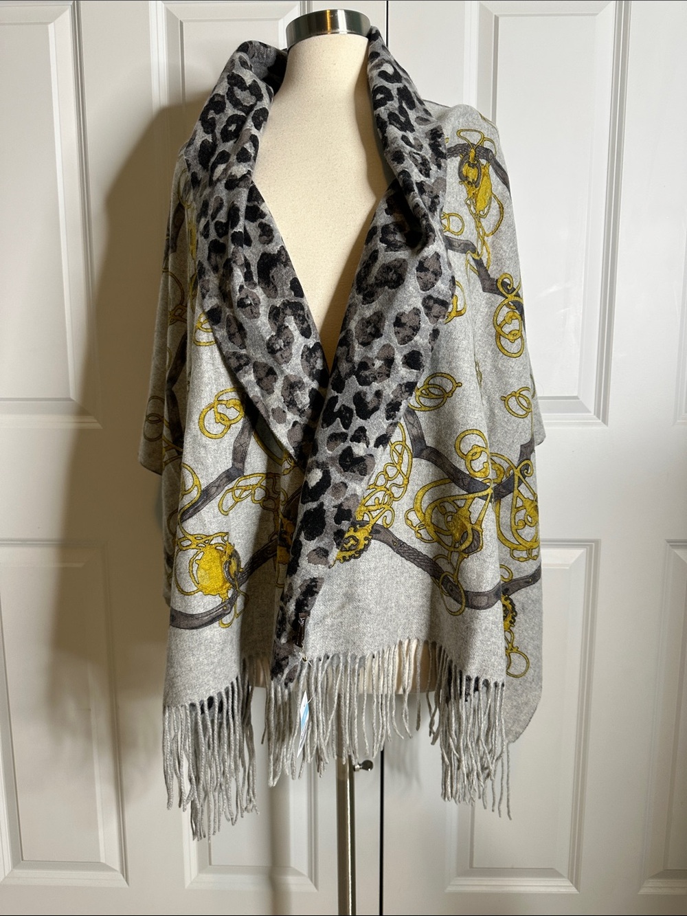 J. McLaughlin 100% Cashmere Jaipur Oversized Scarf Grey Heraldic Chain Cheetah